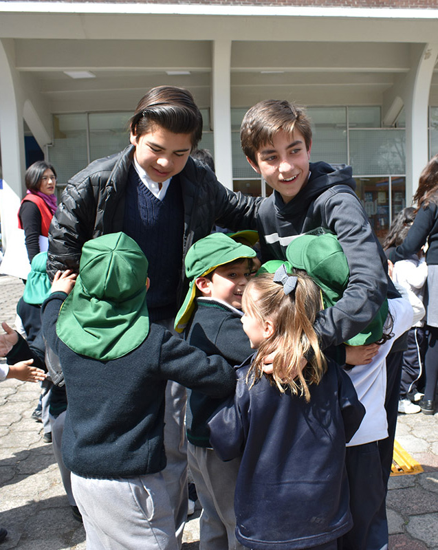 Alumnos de secundaria conviviendo con alumnos de preescolar